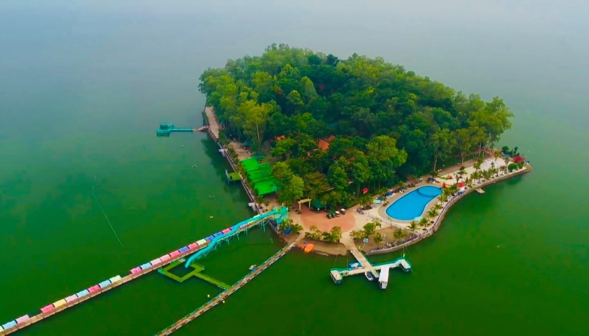Hòn đảo nhỏ yên bình giữa hồ, lý tưởng để cắm trại, picnic và chèo thuyền khám phá 